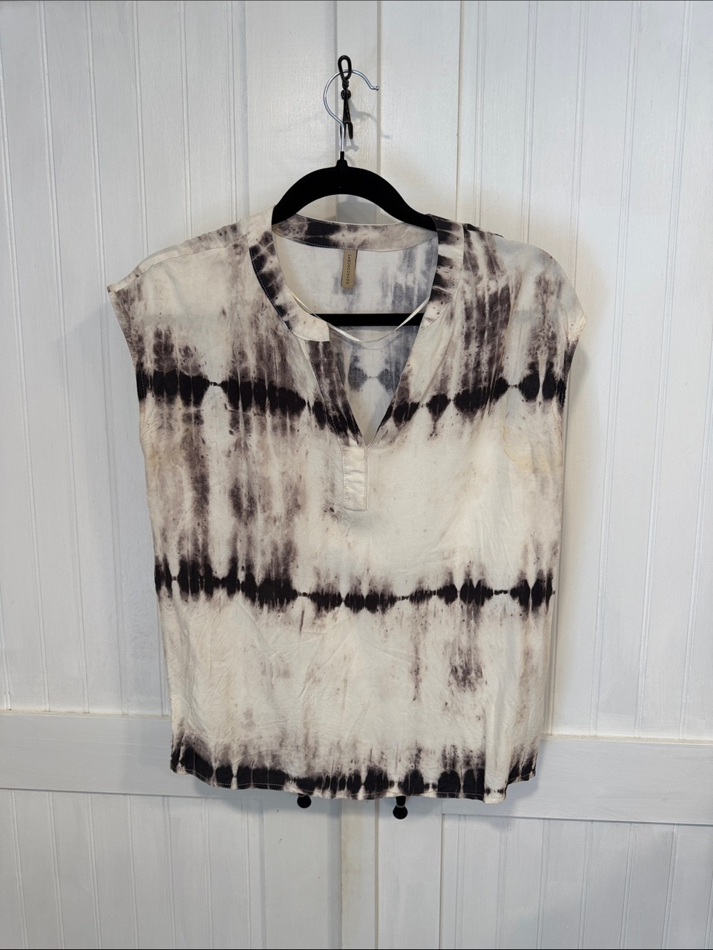 Soyaconcept: Women's black and White Tie-Dye V-Neck Cap Sleeve Top size M